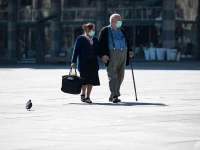 adultos mayores paseando
