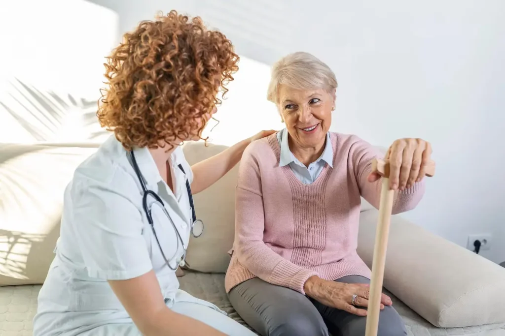enfermera con anciana con baston